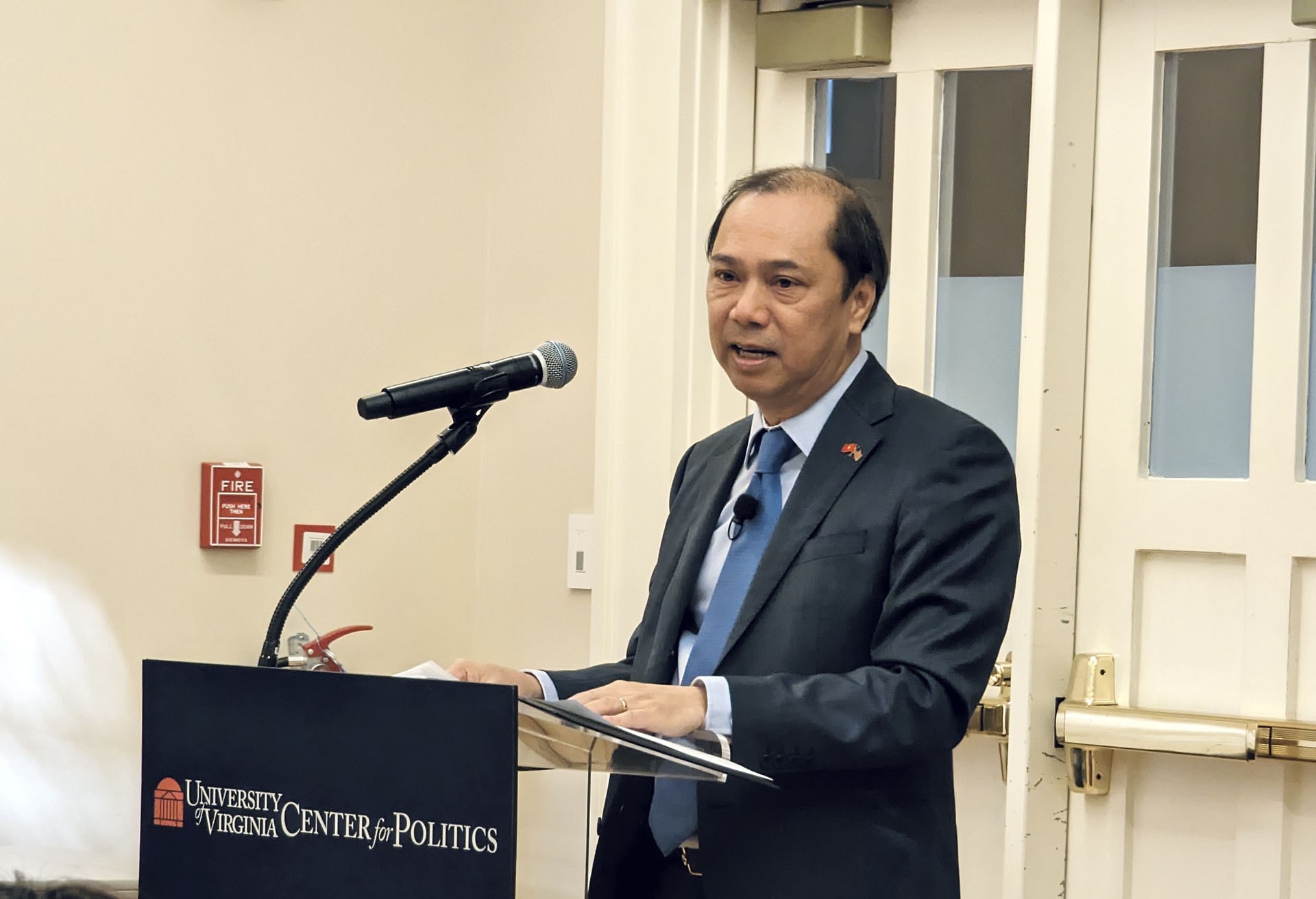Ambassador talks to lecturers, students of University of Virginia