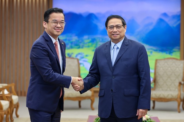 Prime Minister Pham Minh Chinh received Mr. Jormsup Lochaya, Chairman of Super Energy Group of Thailand. (Photo:Nhat Bac/VGP)
