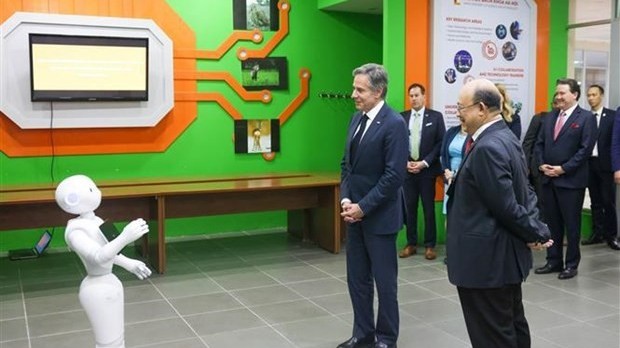US Secretary of State visits AI-powered projects at Hanoi university