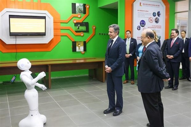 United States Secretary of State Antony Blinken on April 15 visits robots and AI-powered products at the Hanoi University of Science and Technology. (Source: VNA)
