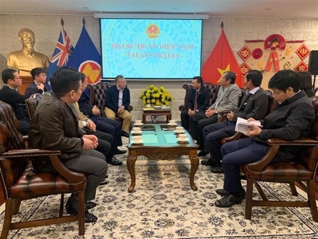 Deputy Minister of Public Security Major General Nguyen Van Long visits the staff of the Vietnamese Embassy in Australia. (Source: VNA)