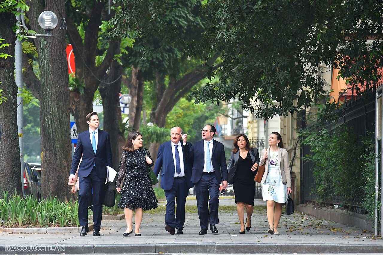 Nhận lời mời của Bộ trưởng Ngoại giao Bùi Thanh Sơn, Bộ trưởng Ngoại giao Cộng hòa Áo Alexander Schallenberg thăm chính thức Việt Nam từ ngày 16-18/4.