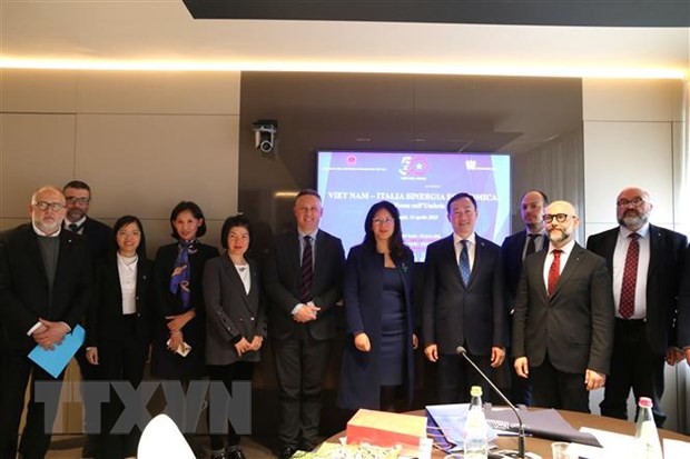 Vietnam looks to step up economic cooperation with Italian region. Ambassador Duong Hai Hung and  the member of Representative of the Umbria region take photo. (Source: VNA)