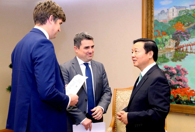 Vietnam seeks support from UK, EU in just energy transition.  Deputy Prime Minister Tran Hong Ha hosted a reception in Hanoi on April 17 for Chris Taylor, the UK’s special envoy on climate change, and Principal Adviser on Energy Diplomacy at the European Union Tibor Stelbaczky. (Source: baochinhphu)