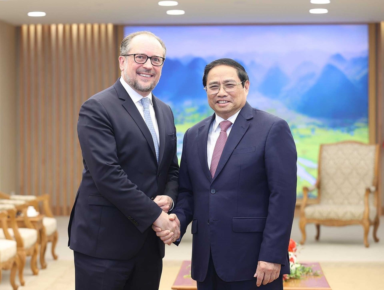 Prime Minister Pham Minh Chinh welcomes first visit by Austrian Foreign Minister