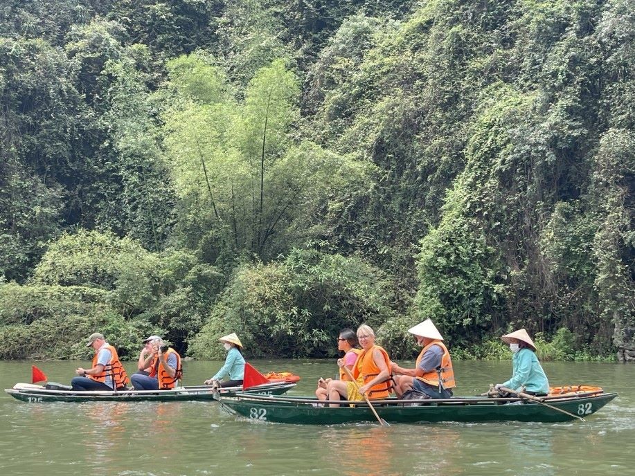 French delegation enjoys tour to Trang An beauty spot