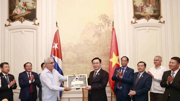 NA Chairman Vuong Dinh Hue visits Fidel Castro Ruz Centre in Havana