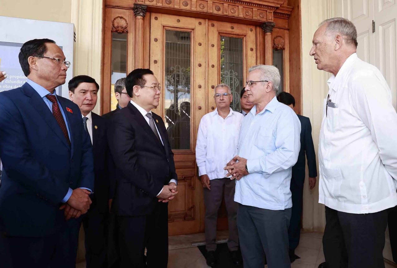 NA Chairman Vuong Dinh Hue visits Fidel Castro Ruz Centre in Havana