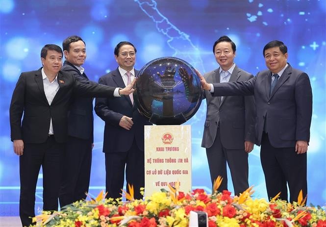 the PM and leaders of ministries and agencies inaugurated the national planning information and database system. (Photo: VNA)