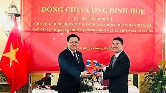 Tủ sách về Chủ tịch Hồ Chí Minh đến với cộng đồng người Việt ở Cuba
