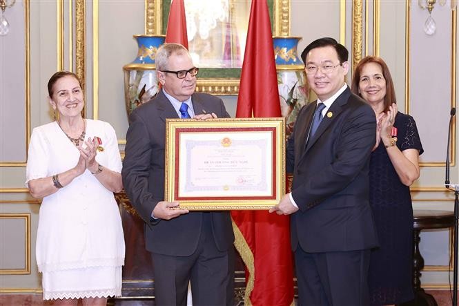 National Assembly Chairman Vuong Dinh Hue awarded the Friendship Medal to comrades: Vice President of the Cuban National Assembly Ana Maria Mari Machado, National Assembly Secretary General Homero Acosta Alvarez, Chairman of the Foreign Affairs Committee 