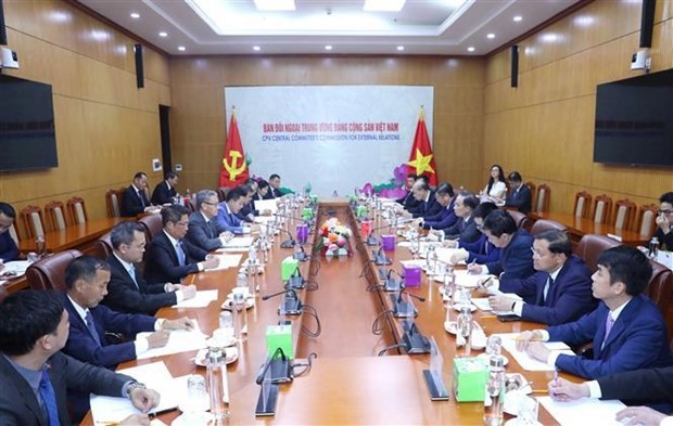 Vietnamese, Lao Party officials hold talks in Hanoi