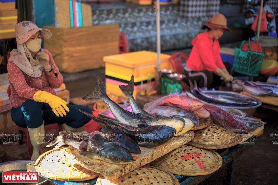 The market is well-known for fresh seafood. (Photo: VNA)