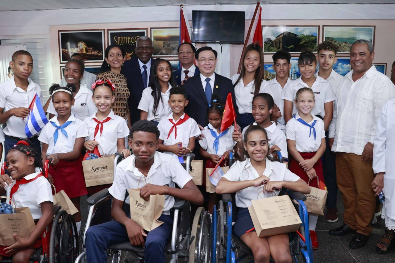 Chủ tịch Quốc hội Vương Đình Huệ thăm Trường đặc biệt hữu nghị Cuba -Việt Nam ngày 22/4. (Nguồn: TTXVN)
