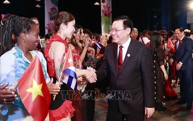 NA Chairman Vuong Dinh Hue greets artists at the event (Photo: VNA)