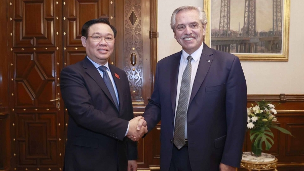 NA Chairman Vuong Dinh Hue has meeting with Argentine President