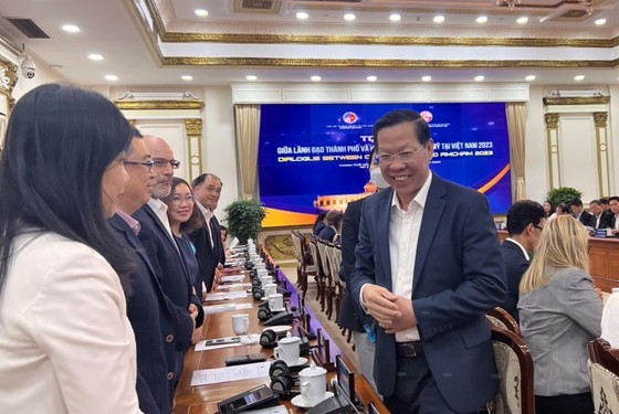 HCM City discusses socio-economic cooperation with US firms. Chairman of the municipal People’s Committee Phan Van Mai meet US firms. (Source: Saigongiaphong)