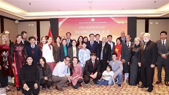 NA Chairman Vuong Dinh Hue met Vietnamese community in Argentina