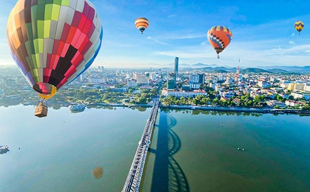 Int'l hot air balloon festival kicked of in Binh Dinh
