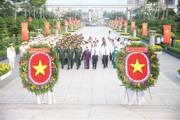 Ho Chi Minh City leaders pay tribute to martyrs ahead of National Reunification Day