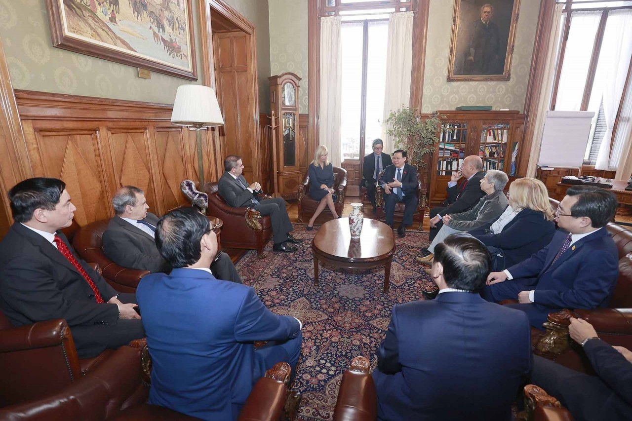 NA Chairman Vuong Dinh Hue, Uruguayan Parliament leaders hold talks