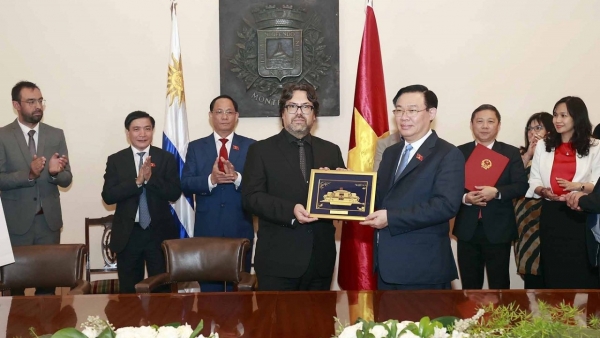 NA Chairman Vuong Dinh Hue has meeting with Acting Mayor of Montevideo