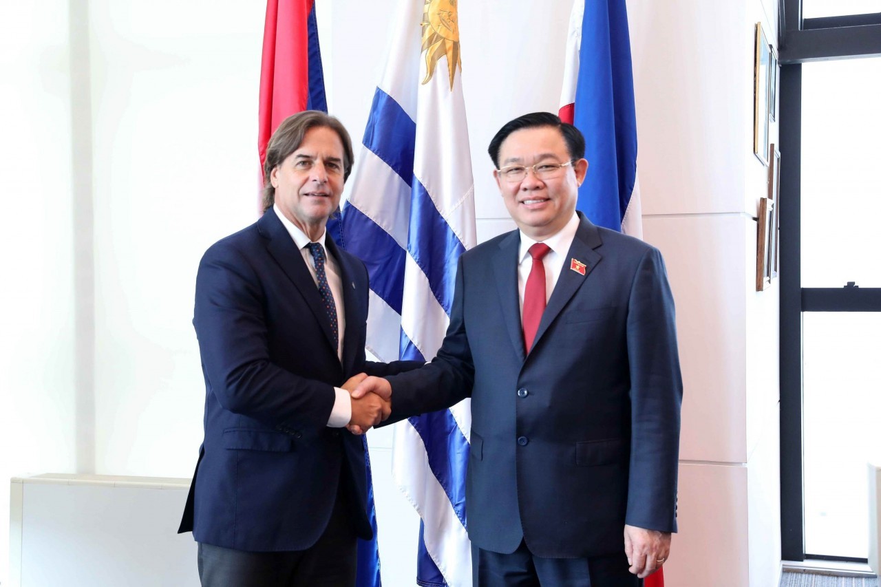 NA Chairman Vuong Dinh Hue has meeting with Uruguayan President