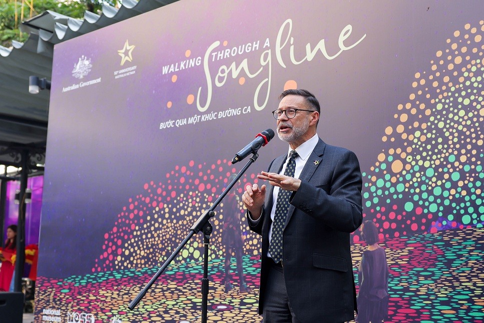 Đại sứ Australia tại Việt Nam Andrew Goledzinowski phát biểu khai mạc triển lãm Bước qua một khúc đường ca. (Nguồn: ĐSQ Australia tại VN)