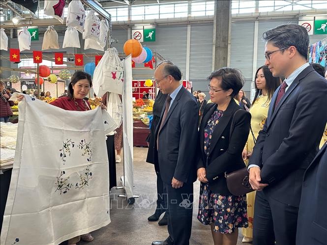 Đại sứ Việt Nam tại Pháp Đinh Toàn Thắng thăm gian hàng Việt Nam tại Hội chợ Paris 2023.