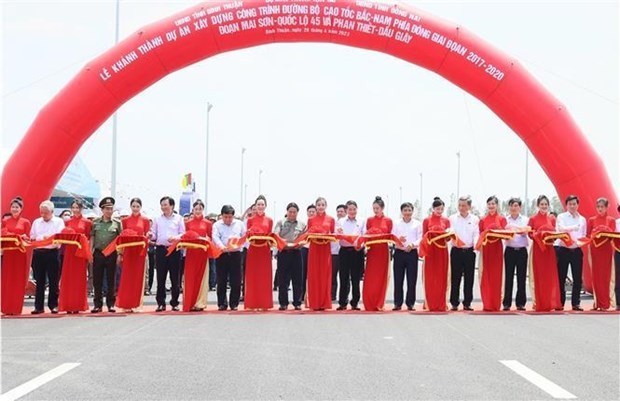 PM Pham Minh Chinh (10th from left) and officials cut the ribbon to inaugurate the Phan Thiet - Dau Giay and Mai Son - National Highway 45 sections at the ceremony in Binh Thuan province on April 29. (Photo: VNA)