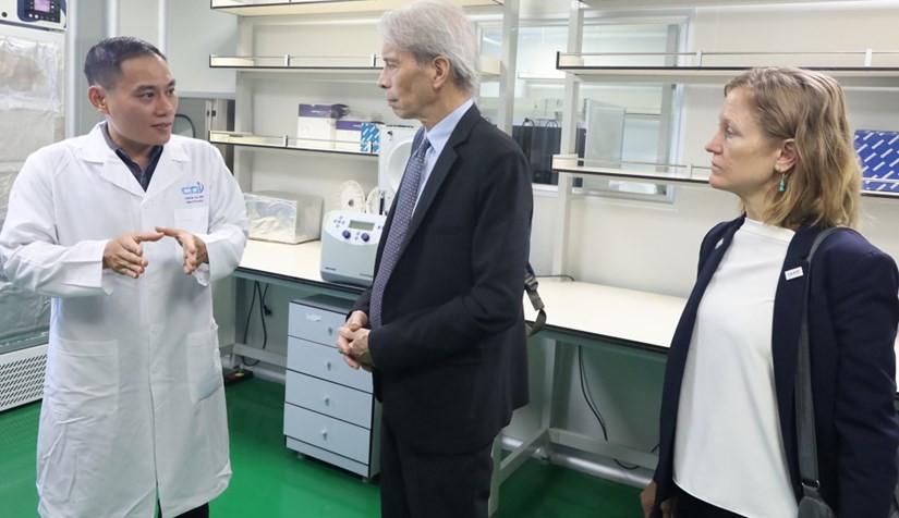 (04.30) C&aacute;n bộ Trung t&acirc;m Gi&aacute;m định ADN trao đổi với &ocirc;ng Tim Rieser (giữa), Cố vấn cao cấp về ch&iacute;nh s&aacute;ch đối ngoại cấp cao của Thượng nghị sỹ Patrick Leahy (giữa) v&agrave; b&agrave; Aler Grubbs, Gi&aacute;m đốc USAID. (Nguồn: VAST)