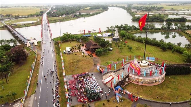 Flag-raising ceremony marks National Reunification Day at the Hien Luong – Ben Hai special national monument