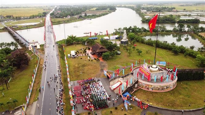 Flag-raising ceremony marks National Reunification Day at the Hien Luong &ndash; Ben Hai special national monument
