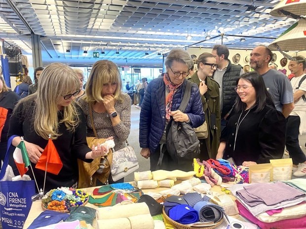 Visitors at at the Vietnamese space at the MIDA - Florence International Crafts Fair 2023 in Italy (Photo: VNA)