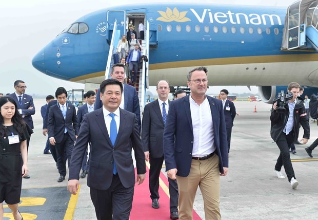 Vietnamese Minister of Industry and Trade Nguyen Hong Dien (front, left) welcomes Luxembourg Prime Minister Xavier Bettel (front, right) at the Noi Bai International Airport on May 3 morning. (Photo: VNA)
