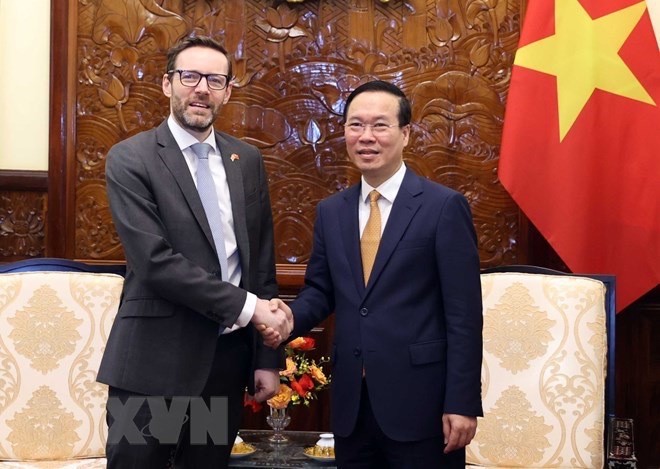 President Vo Van Thuong (R) receives British Ambassador to Vietnam Iain Frew on April 28. (Photo: VNA)