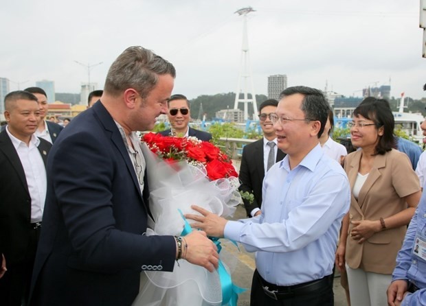 Acting Chairman of the Quang Ninh People’s Committee Cao Tuong Huy (R) welcomes Luxembourg PM Xavier Bettel on May 3. (Source: VNA)