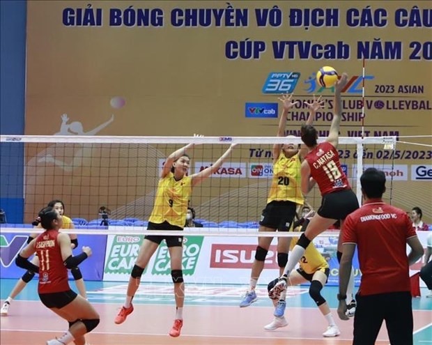 Sport Center 1 (yellow jersey) win historic Asian volleyball trophy. (Photo: VNA)