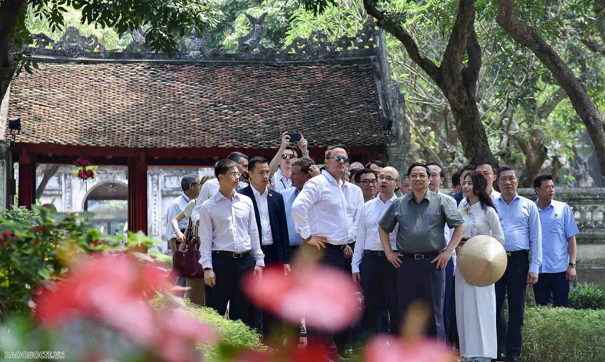 Hai Thủ tướng Việt Nam và Luxembourg thăm quan Văn Miếu-Quốc Tử Giám