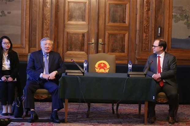At the working session between Chief Justice of the Supreme People's Court Nguyen Hoa Binh and  Deputy Secretary General of the Permanent Court of Arbitration (PCA) Martin Doe. (Photo: VNA)