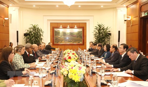 Vietnamese, Cuban Party officials hold talks in Hanoi