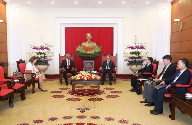 Vietnamese, Cuban Party officials hold talks in Hanoi