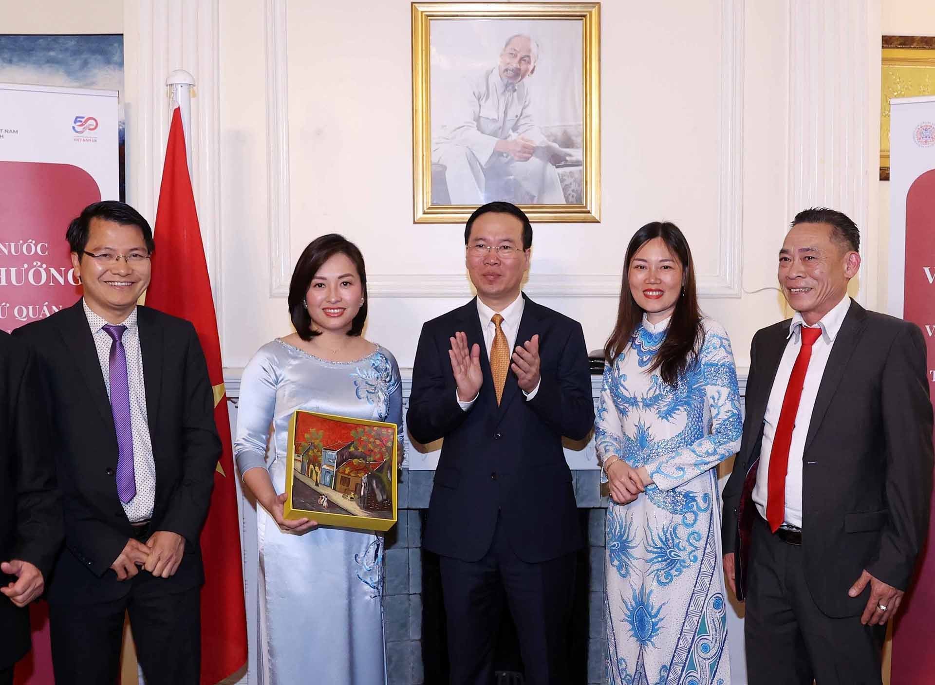 Chủ tịch nước Võ Văn Thưởng tặng quà lưu niệm cho Hội người Việt Nam tại Anh. (Nguồn: TTXVN)