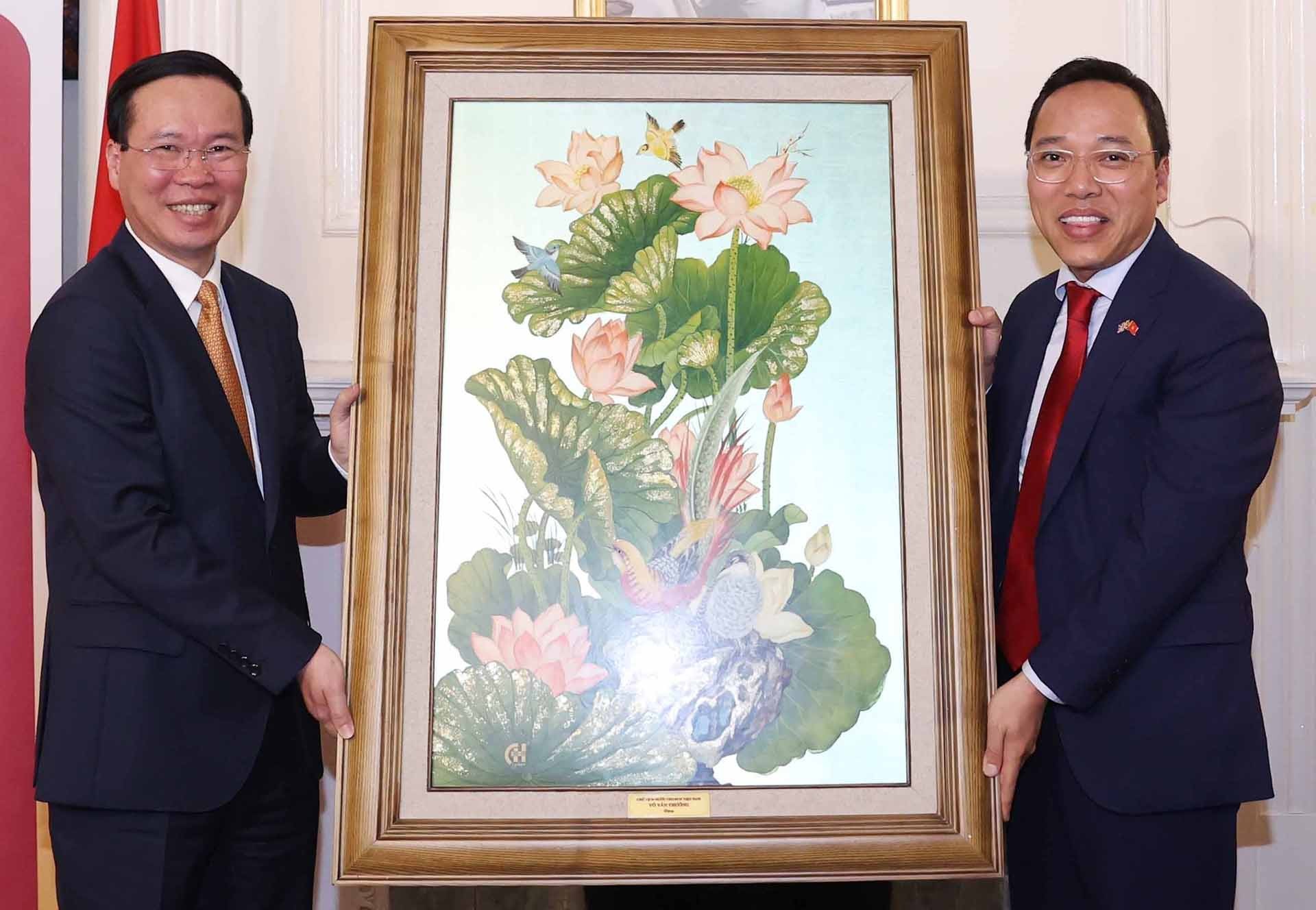 Chủ tịch nước Võ Văn Thưởng tặng quà lưu niệm cho Đại sứ quán Việt Nam tại Anh. (Nguồn: TTXVN)