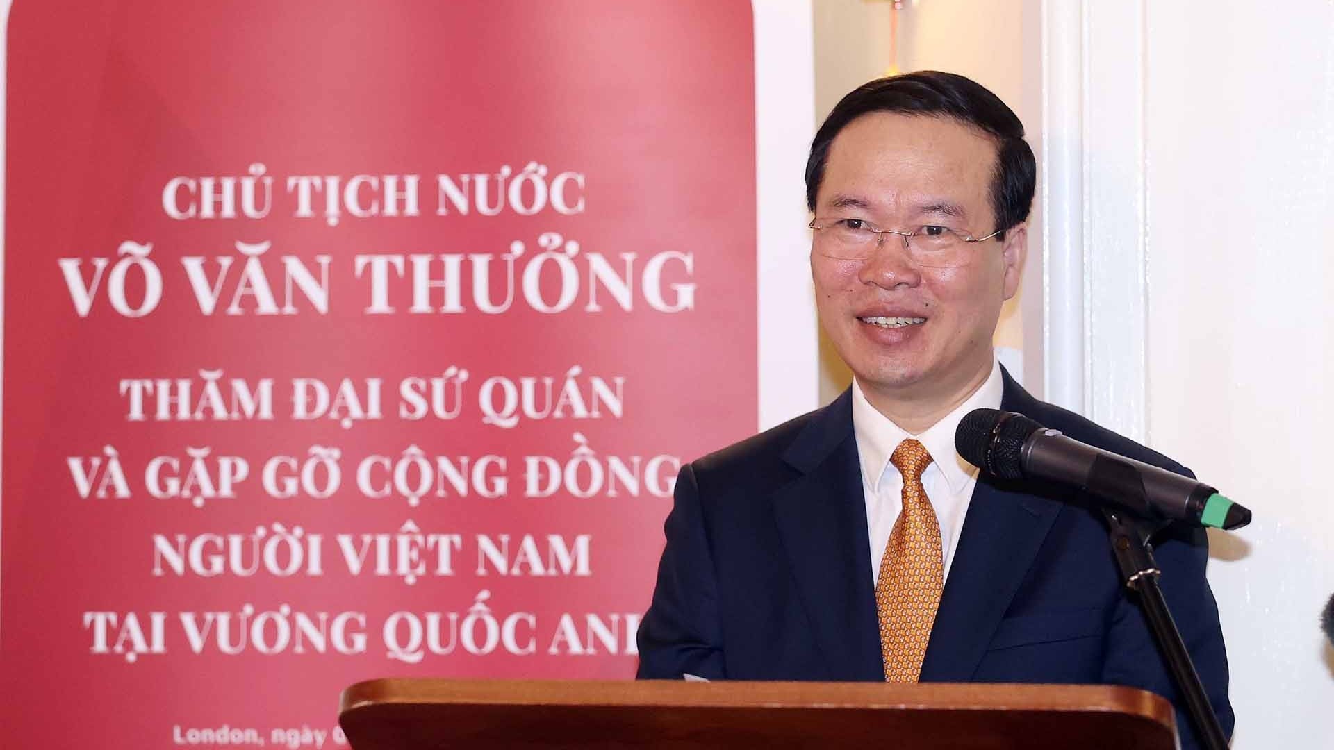 President Vo Van Thuong meets Vietnamese community in the UK