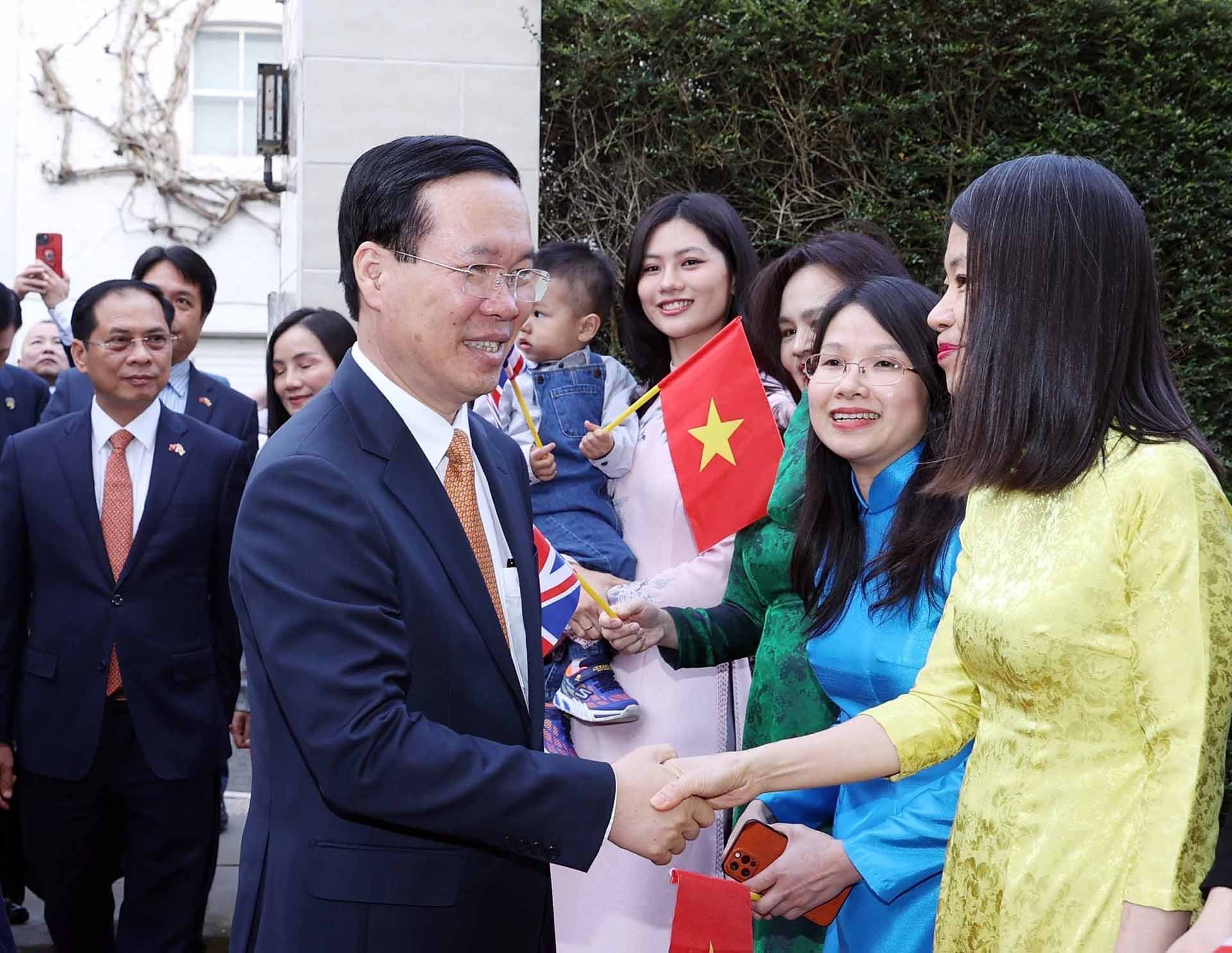 Chủ tịch nước V&otilde; Văn Thưởng với c&aacute;n bộ, nh&acirc;n vi&ecirc;n Đại sứ qu&aacute;n v&agrave; đại diện cộng đồng người Việt Nam tại Anh. (Nguồn: TTXVN)