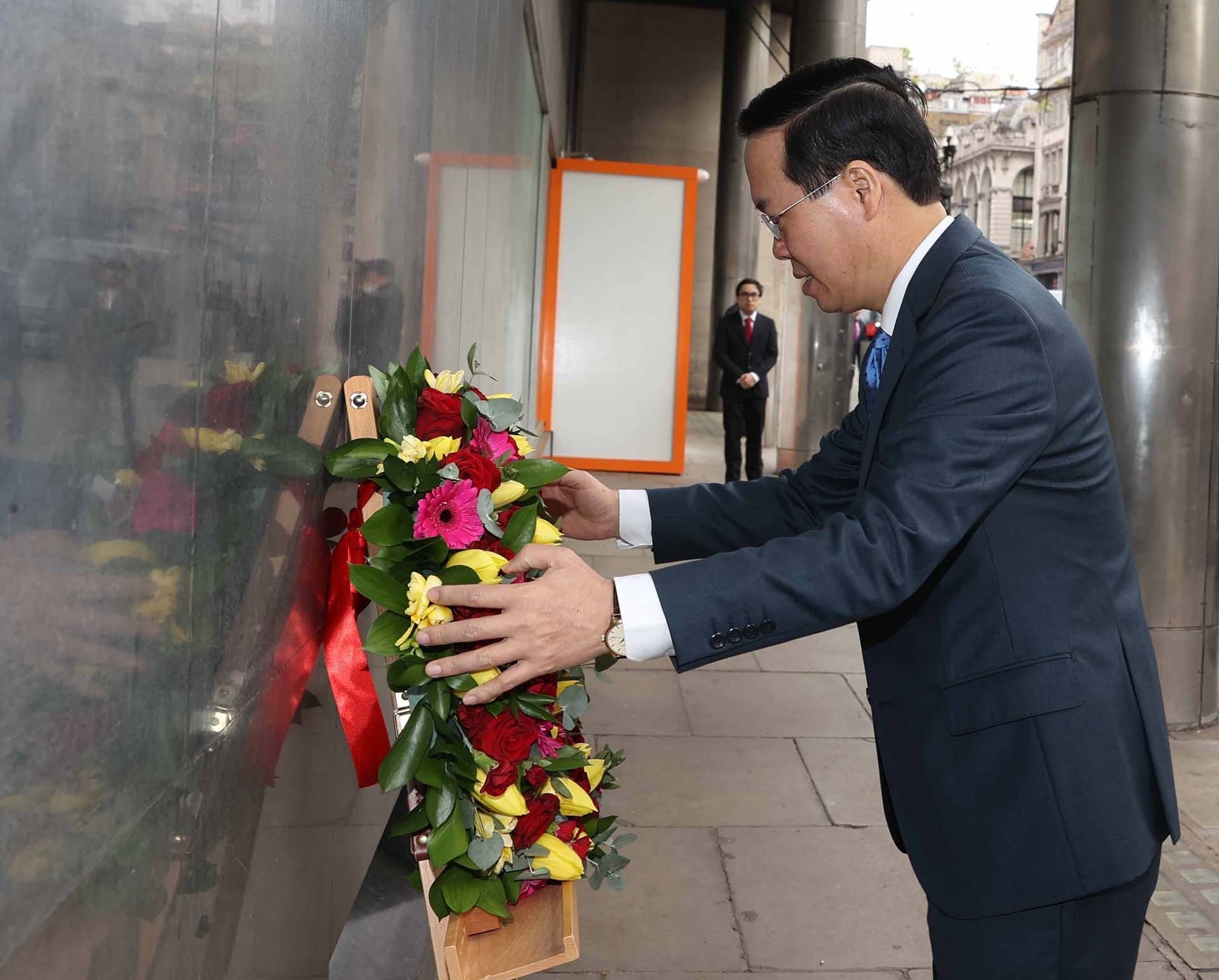 State leader laid wreath at President Ho Chi Minh plaque in London