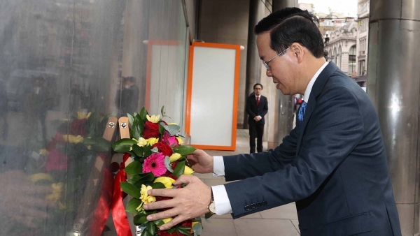 State leader laid wreath at President Ho Chi Minh plaque in London