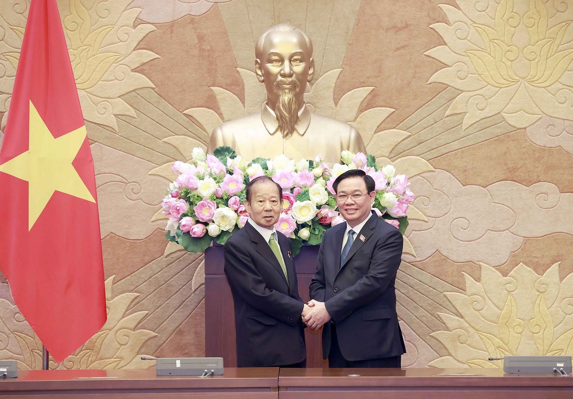 Chủ tịch Quốc hội Vương Đình Huệ và ông Nikai Toshihiro, Chủ tịch Liên minh Nghị sĩ hữu nghị Nhật Bản-Việt Nam. (Nguồn: TTXVN)