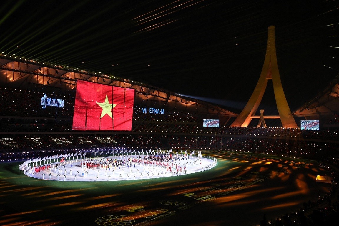 Vietnam team attend SEA Games 32 opening ceremony